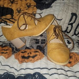 Vintage Oxford style booties size 6